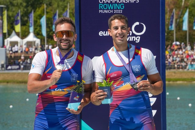 Aleix García y Rodrigo Conde con la medalla de plata conseguida en el Europeo de remo de Múnich
