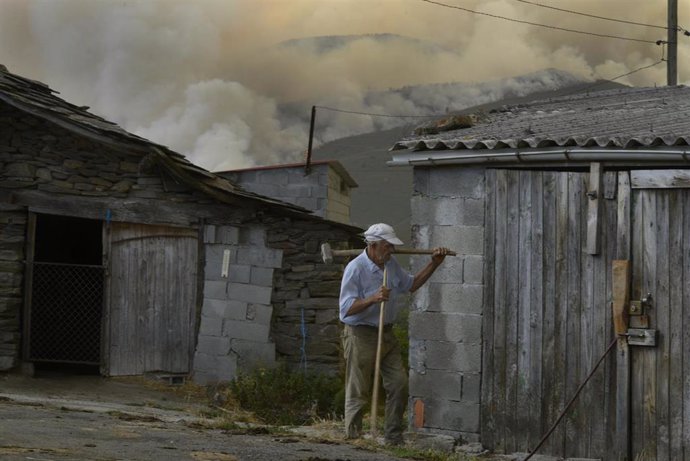 Vista das chamas do incendio, a 10 de agosto de 2022, en Laza, Ourense, Galicia.