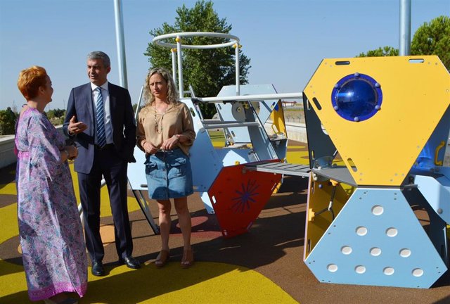 El presidente de la Diputación de Toledo inaugura una nueva zona recreativa en la urbanización 'El Quiñon' de Seseña.