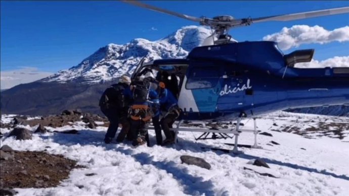 Rescate de montañistas en helicóptero en el volcán Carihuairazo, en Ecuador
