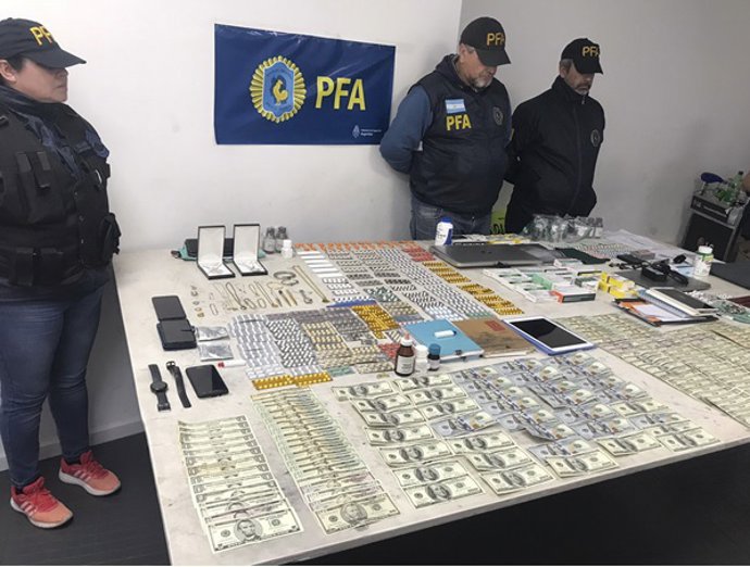 Dinero y otros objetos incautados a una secta en Buenos Aires, Argentina