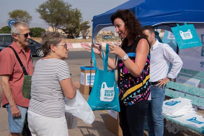 La alcaldesa de Almería en funciones, María Vázquez, en la entrega de bolsas reutilizables de la campaña 'Desembolsa Almería'.