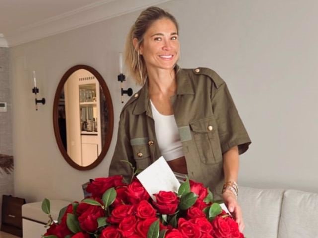 Carla Pereya recibe un ramo de rosas de Simeone