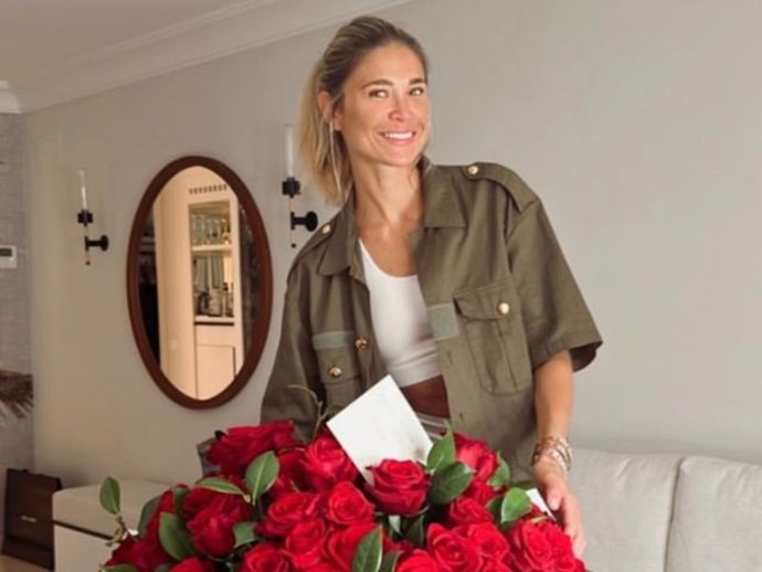 Carla Pereya recibe un ramo de rosas de Simeone