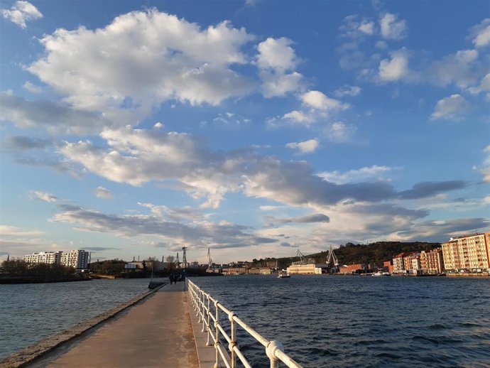 Archivo - Cielo con algunas nubes sobre la Ría del Nervión.