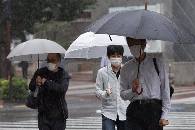 Personas con paraguas por la lluvia en Tokio, Japón