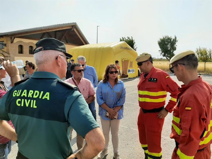 La delegada del Gobierno en Aragón, Rosa Serrano, durante su visita al puesto de mando avanzado.