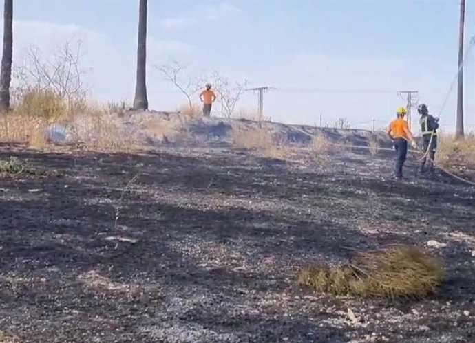 Imagen del incendio declarado en un aparcamiento de Molina de Segura (Murcia), correspondiente al sábado 13 de agosto de 2022