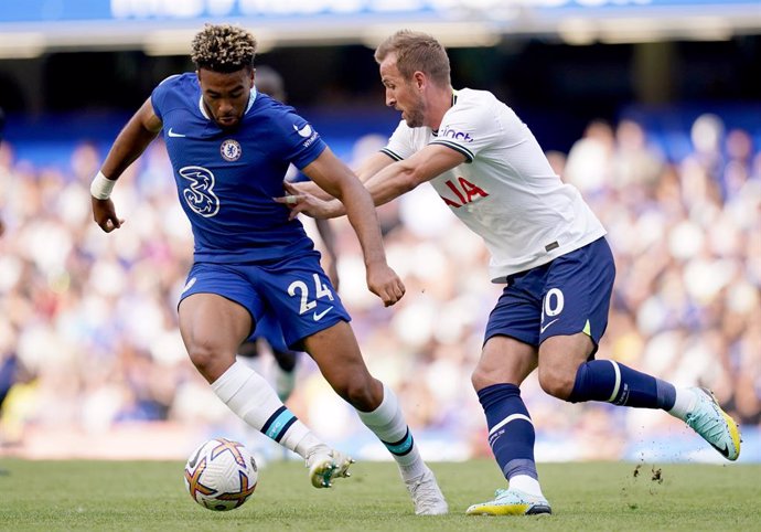 14 August 2022, United Kingdom, London: Chelsea's Reece James (R) and Tottenham Hotspur's Harry Kane  battle for the ball during the English Premier League soccer match between Chelsea and Tottenham Hotspur at Stamford Bridge. Photo: John Walton/PA Wire