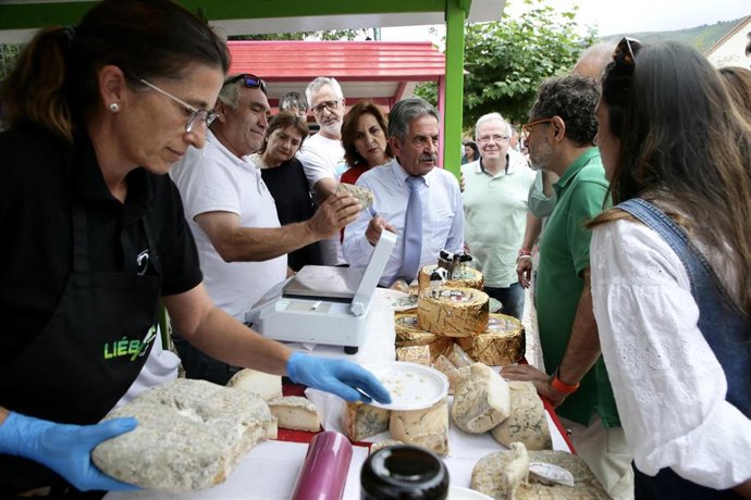 El presidente, Miguel Ángel Revilla, visita la Feria Internacional del Queso Artesano de Pesquera