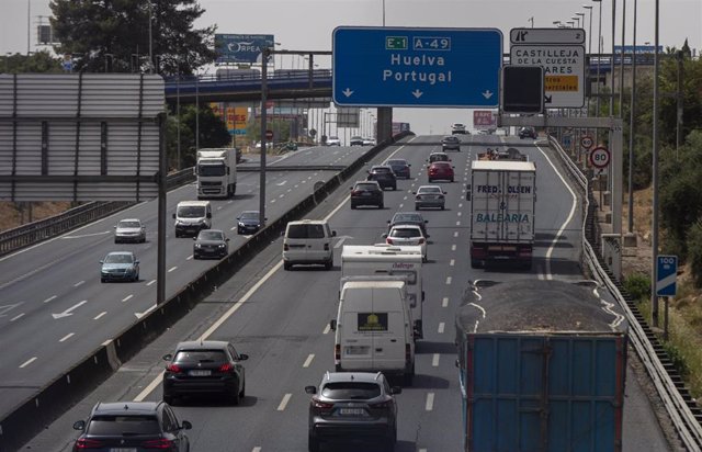 Varios vehículos circulan por la autovía A-49 sentido a Huelva el primer día de la tercera operación salida del verano de 2022 , a 12 de agosto de 2022, en Sevilla (Andalucía, España). 
