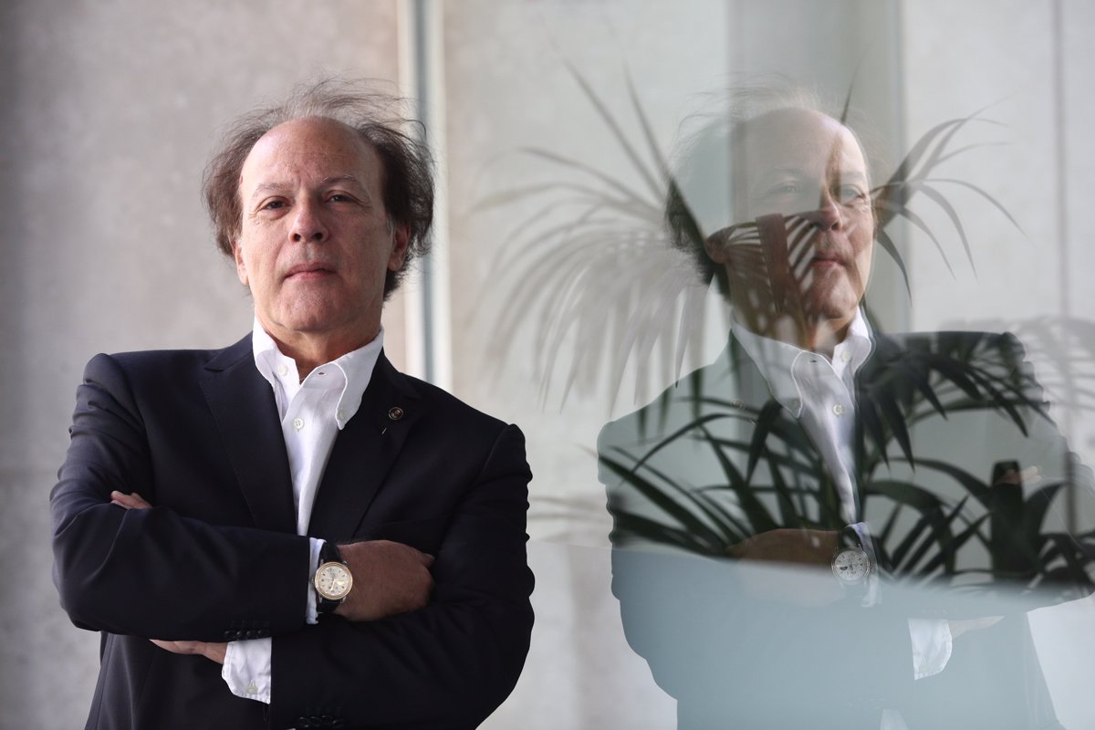 The writer Javier Marías suffers from a lung condition from which he is in the process of recovering