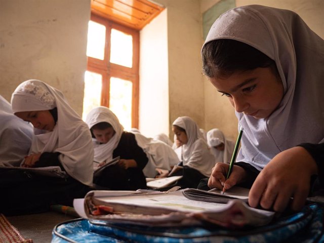 Archivo - Niñas del último curso de primaria que no podrán seguir estudiando en Afganistán debido al veto de los talibán