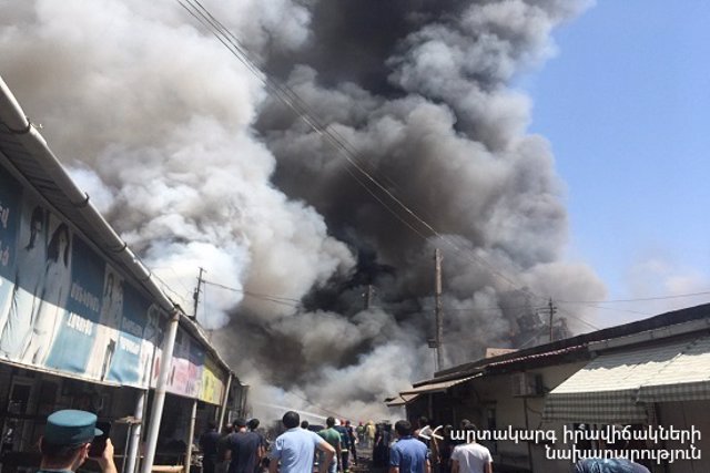 Explosión en un almacén de productos pirotécnicos en un mercado mayorista en Ereván, Armenia.