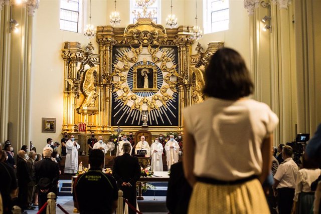 Archivo - El Arzobispo de Madrid, Carlos Osoro Sierra, preside la Misa Solemne en honor a la Virgen de la Paloma. Archivo.