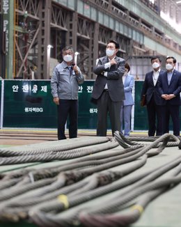 Archivo - El presidente de Corea del Sur, Yoon Suk-yeol, visita una planta nuclear en Changwon.