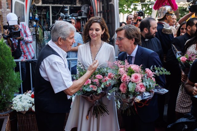 La presidenta de la Comunidad de Madrid, Isabel Díaz Ayuso, y el alcalde de Madrid, José Luis Martínez-Almeida (d), durante una ofrenda floral a la Virgen de la Paloma 