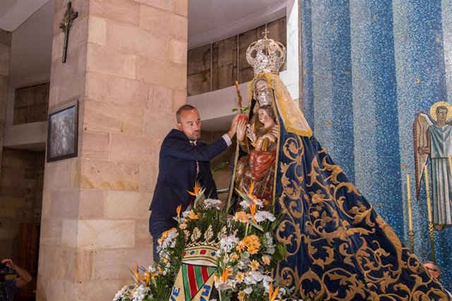 Nota Y Fotos De La Procesión De La Virgen Grande Y La Entrega Del Bastón De Mando