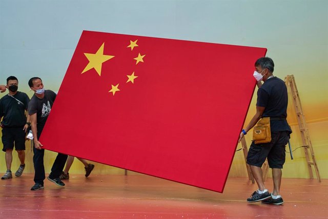 Archivo - 26 June 2022, China, Hong Kong: Workers prepare to put up the Chinese flag for the 25th Anniversary Homecoming Celebration Ceremony in Hong Kong's Wan Chai District. Photo: Emmanuel Serna/SOPA Images via ZUMA Press Wire/dpa