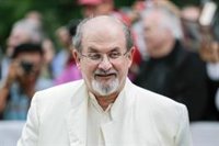 Irán niega cualquier relación con el ataque a Rushdie, a quien acusa de "insultar" al islam