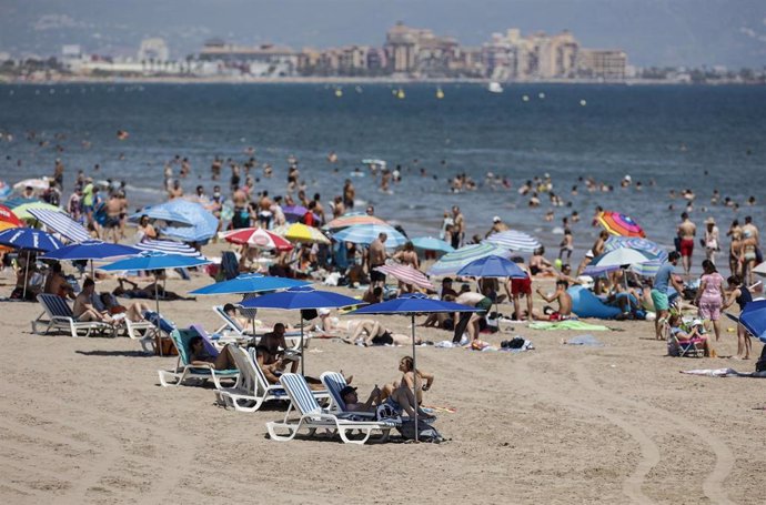 Bañistas disfrutan en la Playa de la Malva-rosa, a 12 de agosto de 2022, en Valencia