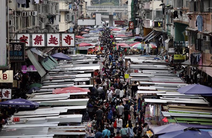 Archivo - 18 April 2022, China, Hong Kong: Thousands of Hong Kong residents flock to the narrow strip of a street market at the old commercial centre in Mong Kok on Easter Monday. Photo: Liau Chung-Ren/ZUMA Press Wire/dpa