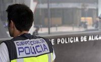 Detenidos tres hombres tras robar a una joven en el centro de Alicante con el método del 'mataleón'