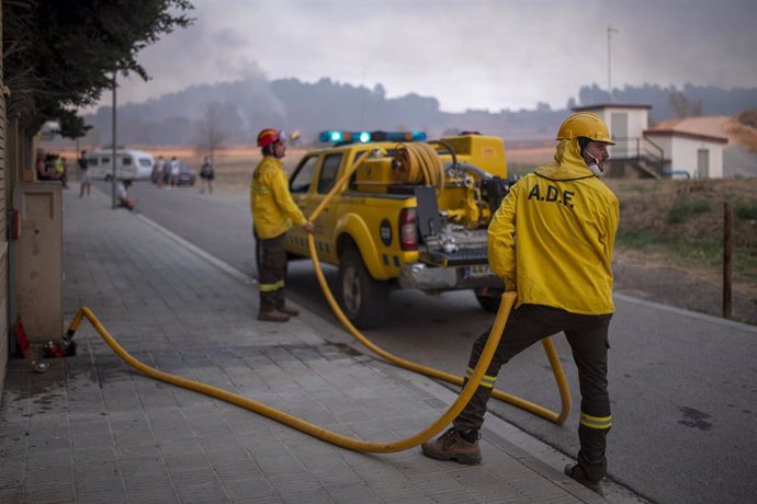 Efectivos en las labores de extinción del incendio a 17 de julio de 2022, en Pont de Vilomara, Barcelona