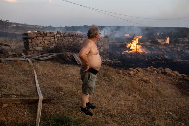Un vecino observa las llamas del incendio de Losacio.
