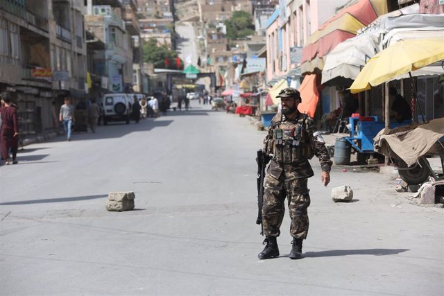 Un agente afgano vigila las inmediaciones de un atentado en Kabul el 3 de agosto