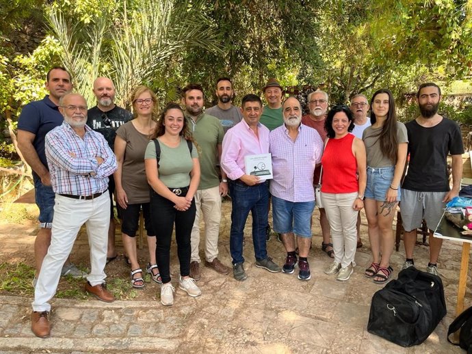 Reyes visita la Residencia de Bellas Artes de Cabra del Santo Cristo, que reúne a una decena de artistas