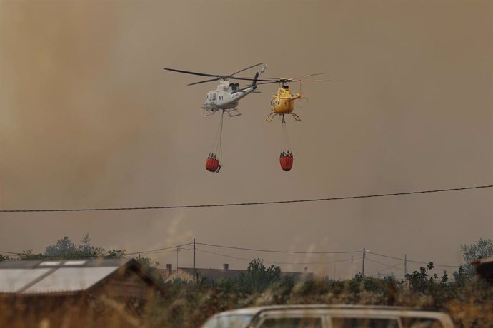 Helicópteros trabajan en la extinción del incendio. 