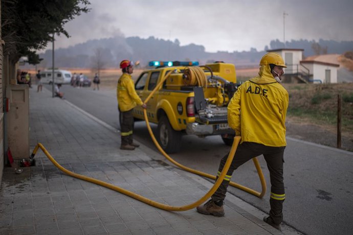 Efectius en les tasques d'extinció de l'incendi, el 17 de juliol del 2022, al Pont de Vilomara, Barcelona