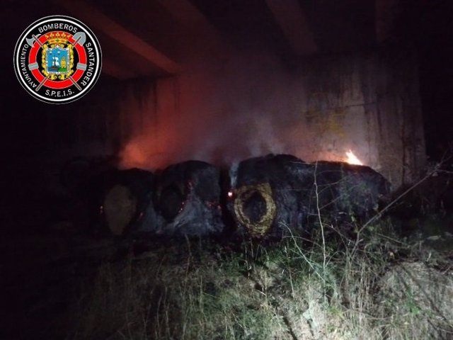 Se incendian una balas de paja bajo el puente de la autovía S-30 en Villaescusa