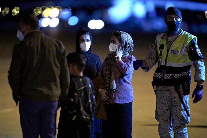 Archivo - Varios afganos llegan a la Base Aérea de Torrejón de Ardoz
