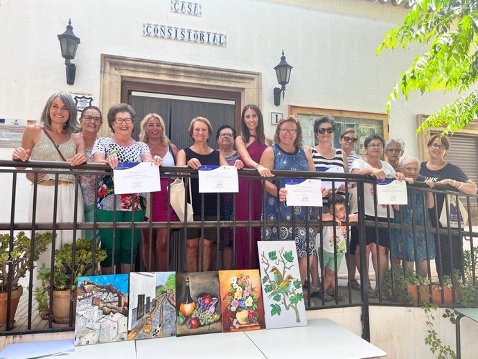 Diputación de Almería entrega los diplomas del taller de pintura 'Carmen de Burgos' celebrado en Ohanes