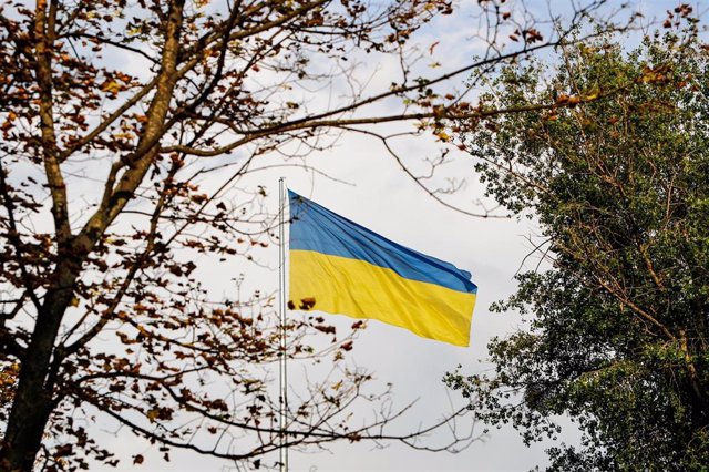 Una bandera ucraniana ondea en Járkov, en el este de Ucrania