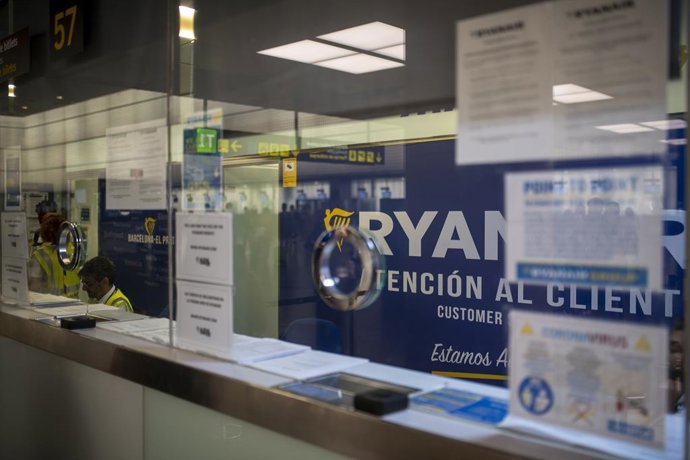 Finestreta de Ryanair a l'aeroport Josep Tarradellas Barcelona-el Prat