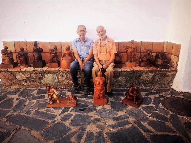 El artista extremeño Pedro Monago entrega al Museo Etnográfico de Olivenza una selección de 12 de sus esculturas