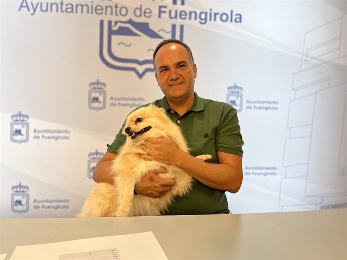 García Lara posa con su mascota, adoptada hace un año en el parque zoosanitario