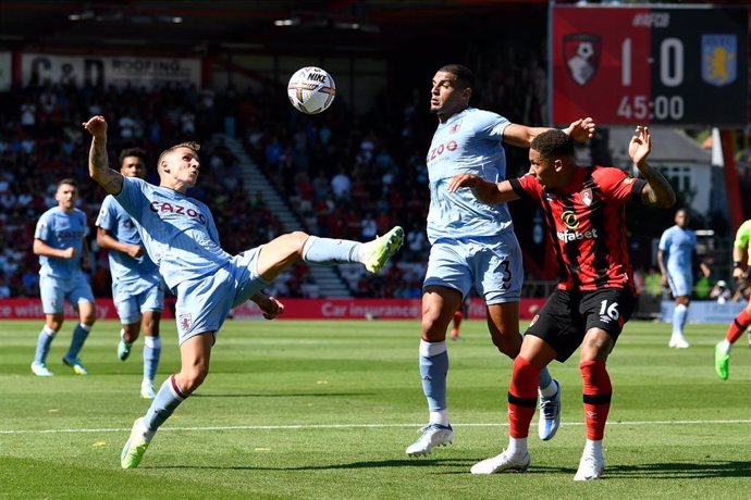 Diego Carlos (Aston Villa) en un partido contra el AFC Bournemouth de la Premier League