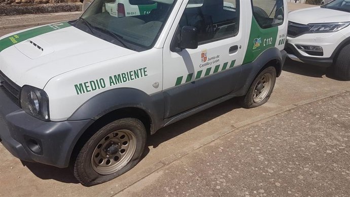 Fotofrafía de los vehiculos de AAMM con las ruedas rajadas de la cuenta de Twitter de APAMCYL
