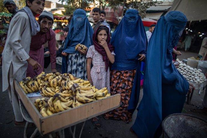 Archivo - Dones en un mercat de Kunduz, a l'Afganistan