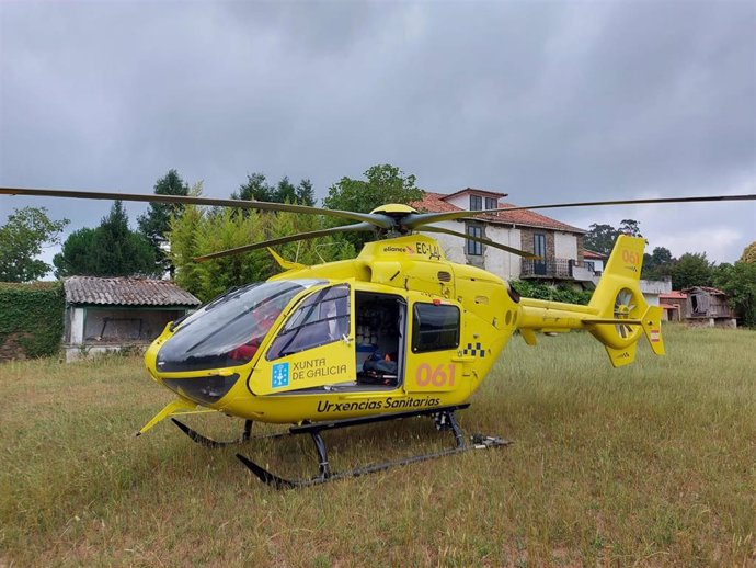O helicóptero medicalizado do 061 agarraches a un ciclista ferido en Agolada