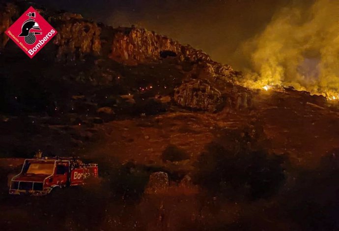 Trabajos durante la noche en el incendio de Vall d'Ebo