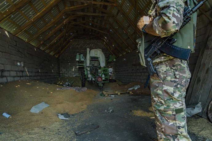 Archivo - June 12, 2022, Zaporizhzhia, Ukraine: A ukrainian soldier check an empty barn near the frontline of the Zaporizhzhia province, Ukraine. Harvest can not be collected in the area because the constant combats between russian and ukrainian armies 