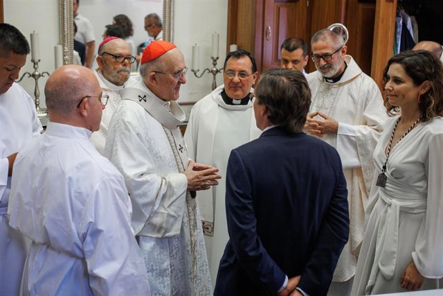 El vicepresidente de la Conferencia Episcopal Española (CEE) y cardenal arzobispo de Madrid, Carlos Osoro (i), y el alcalde de Madrid, José Luis Martínez-Almeida, conversan minutos antes de la misa en honor a la Virgen de la Paloma 