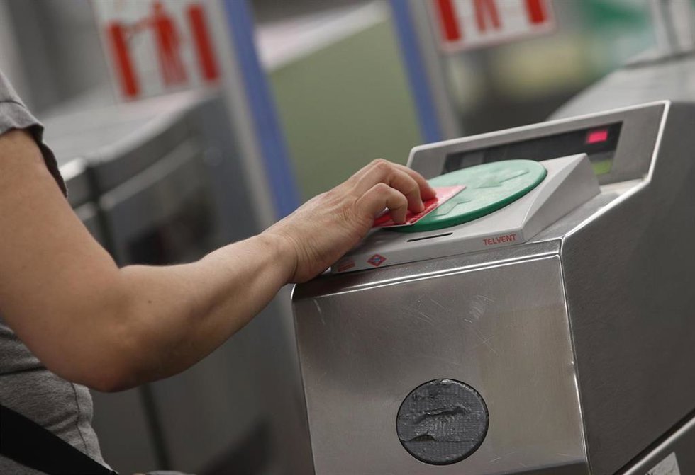 Archivo - Una persona pasa su billete en el torno del Metro Plaza de España, en Madrid (España), a 6 de julio de 2020. El Consorcio Regional de Transportes de Madrid (CRTM) abre este lunes el plazo para solicitar la compensación de los abonos anuales y 