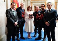 Ayuso agradece el trabajo de los bomberos de Madrid que "dedican su vida al servicio público"