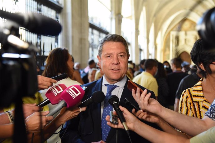 El presidente de C-LM, Emiliano García-Page, atiende a los medios al término de la misa en la catedral de Toledo.